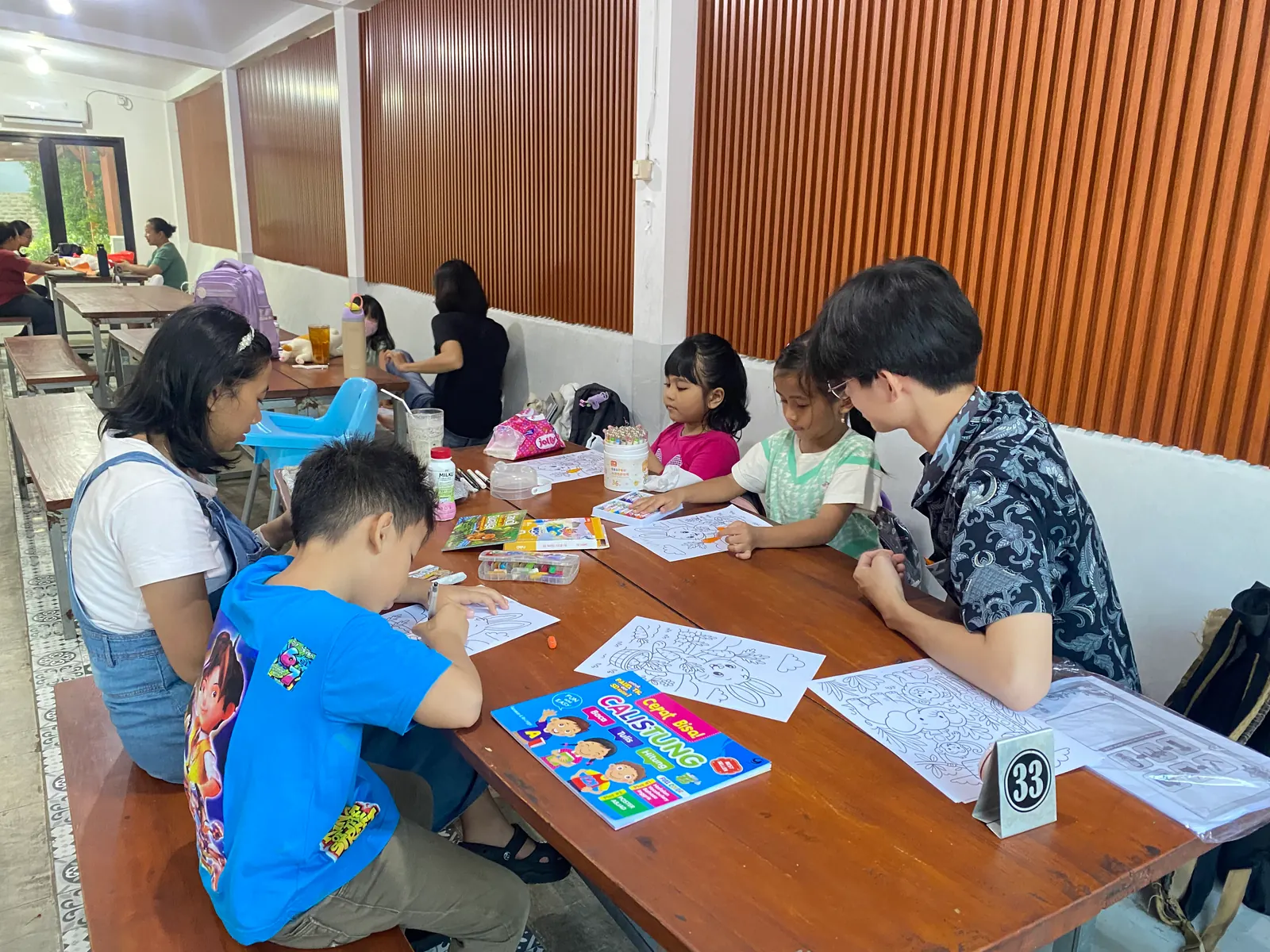 Anak-anak mewarnai di ruang kelas
