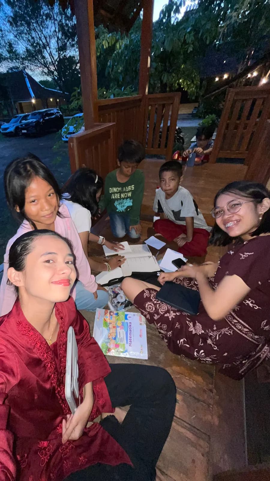 Relawan dan anak-anak di sesi perdana GeMar