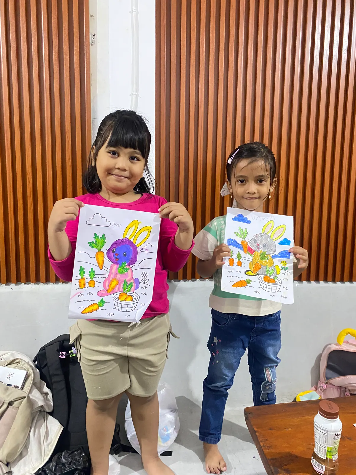 Anak-anak menunjukkan hasil karya mereka