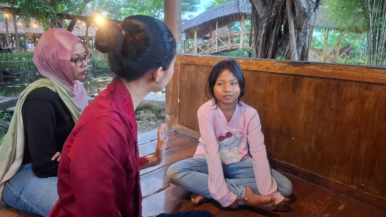 Relawan mendampingi anak belajar