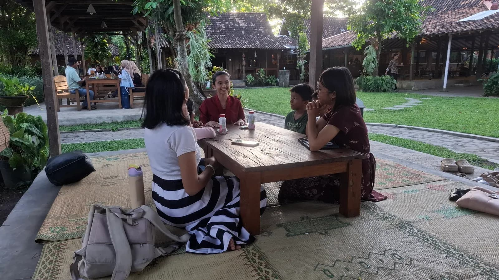 Anak-anak belajar dengan penuh semangat di luar ruangan