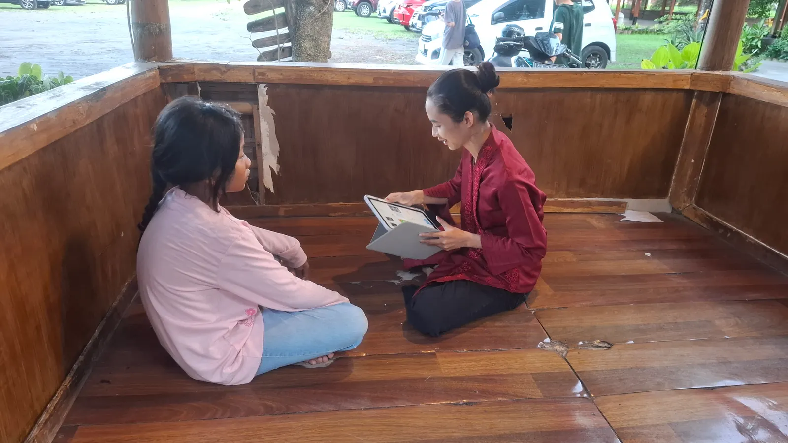 Relawan mendampingi satu anak dalam sesi belajar